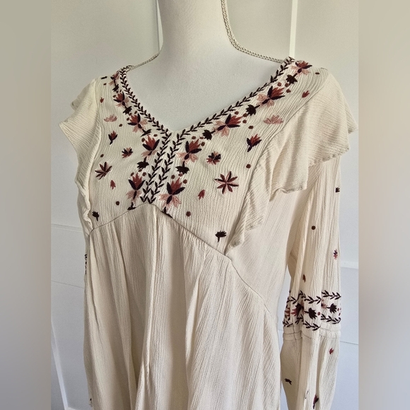Know Rose Embroidered Cream Women's Top - Picture 2 of 8